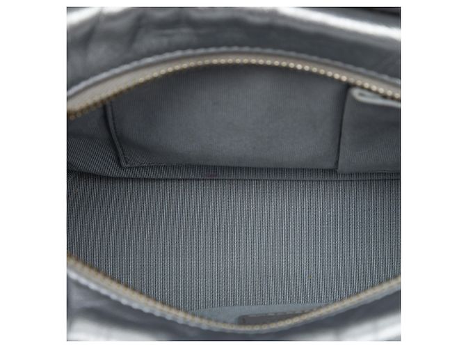Chanel Gabrielle Hobo Small in vitello metallizzato argento con cuciture CC - vista 4