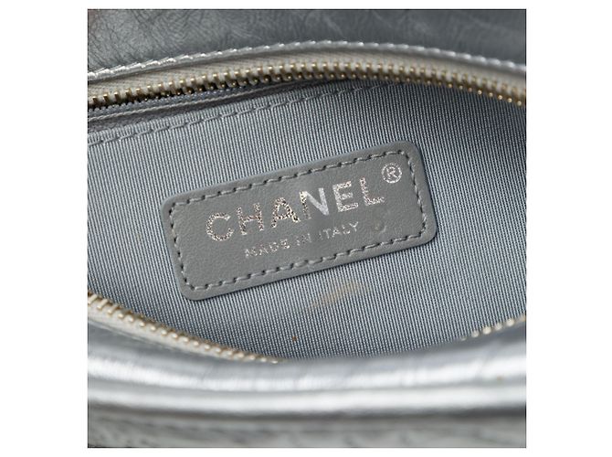 Chanel Gabrielle Hobo Small in vitello metallizzato argento con cuciture CC - vista 5