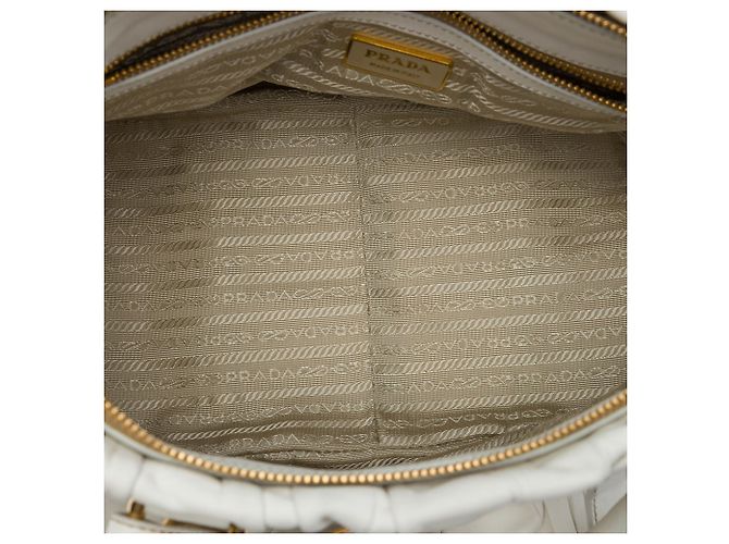 Prada Satchel aus weißem Nappa Gaufre - Ansicht 4