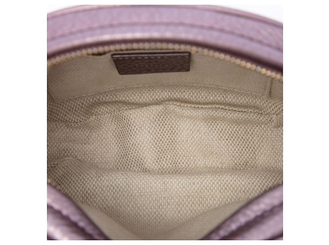 Gucci Mini Borsa a Tracolla Soho in Pelle di Vitello Martellata Metallizzata Viola con Catena Porpora - vista 4