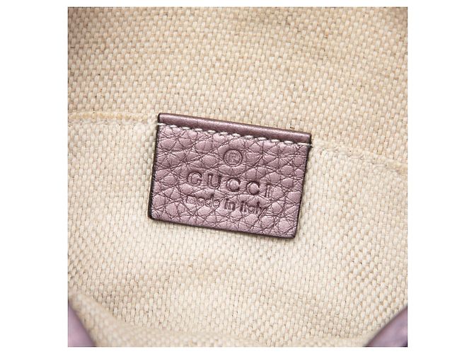 Gucci Mini Borsa a Tracolla Soho in Pelle di Vitello Martellata Metallizzata Viola con Catena Porpora - vista 5