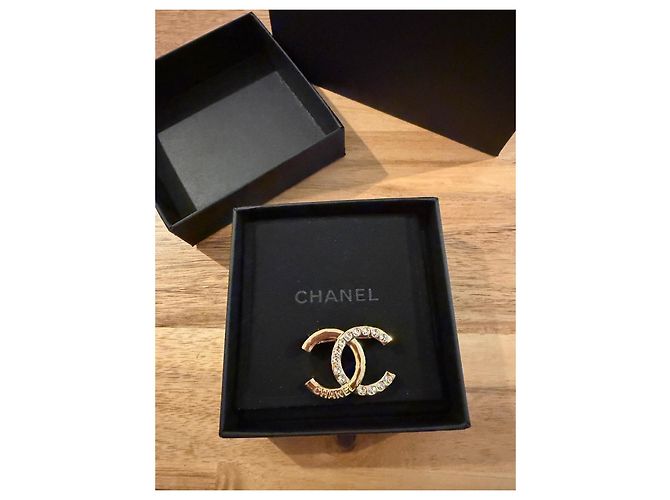Broche Chanel CC Logo Doré Strass - vue 2