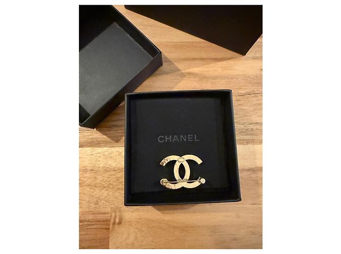 Broche Chanel CC Logo Doré Strass - vue 4