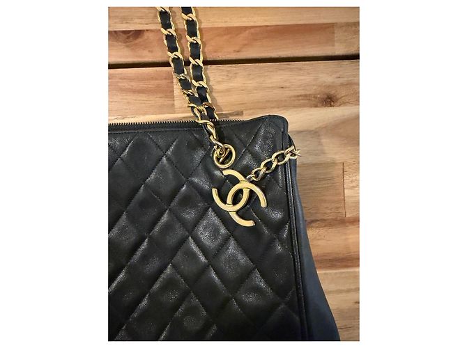 Timeless Chanel gesteppte Tote Bag aus schwarzem Leder - Ansicht 2