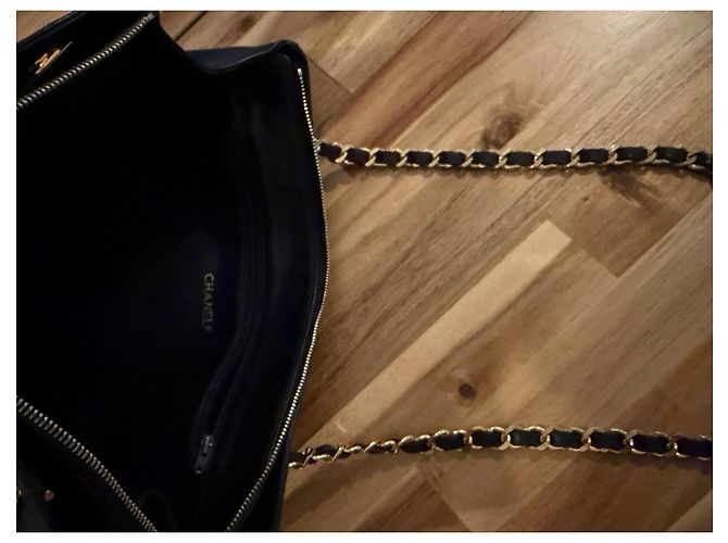Timeless Chanel gesteppte Tote Bag aus schwarzem Leder - Ansicht 6