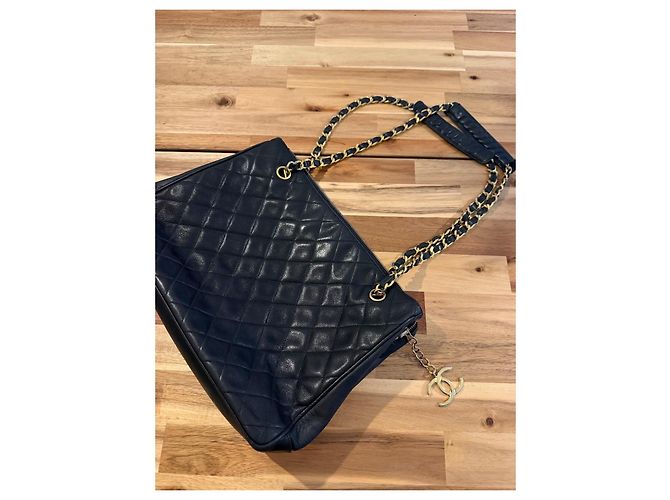 Timeless Chanel gesteppte Tote Bag aus schwarzem Leder - Ansicht 7