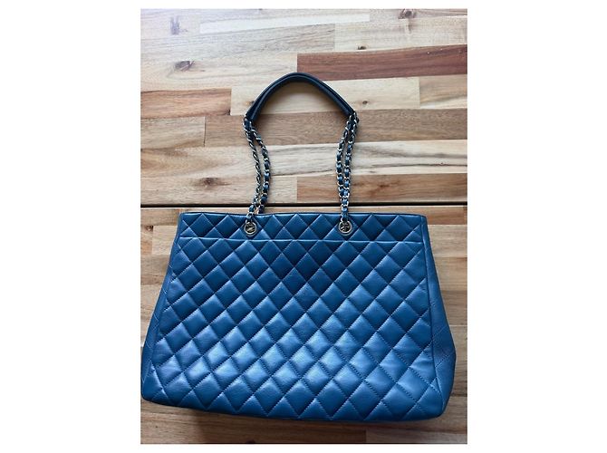 Saco tote Chanel em couro matelassé azul - vista 2