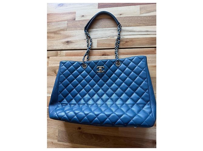 Saco tote Chanel em couro matelassé azul - vista 3