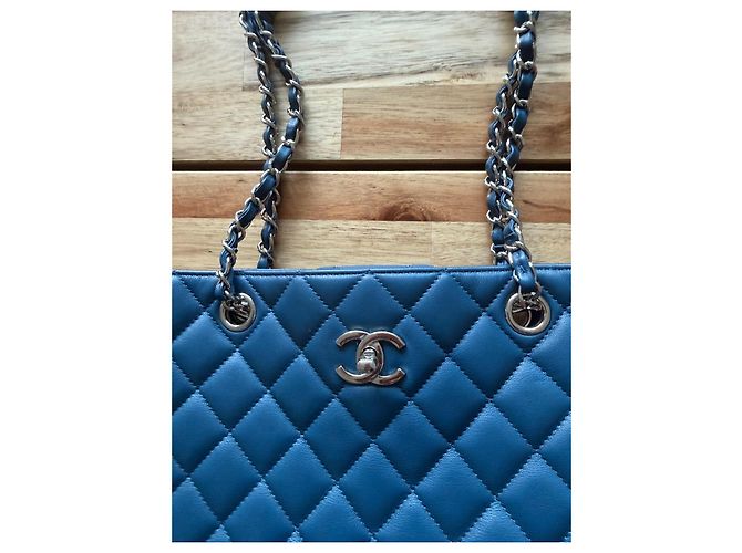 Saco tote Chanel em couro matelassé azul - vista 4