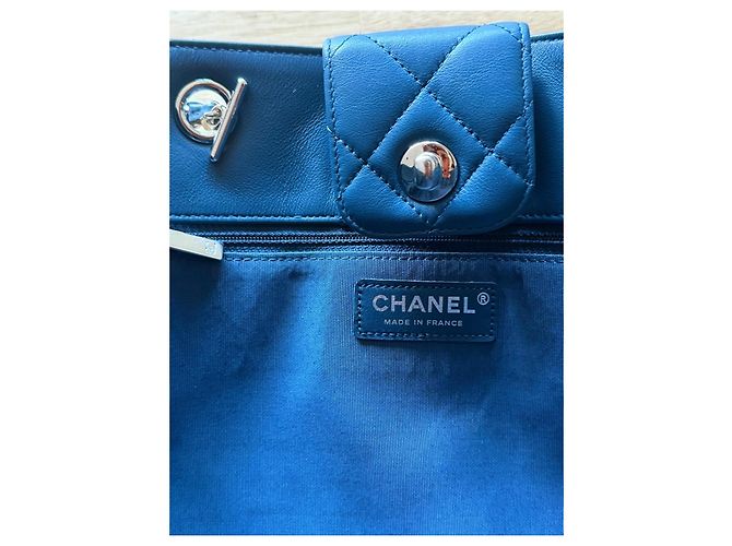 Saco tote Chanel em couro matelassé azul - vista 5