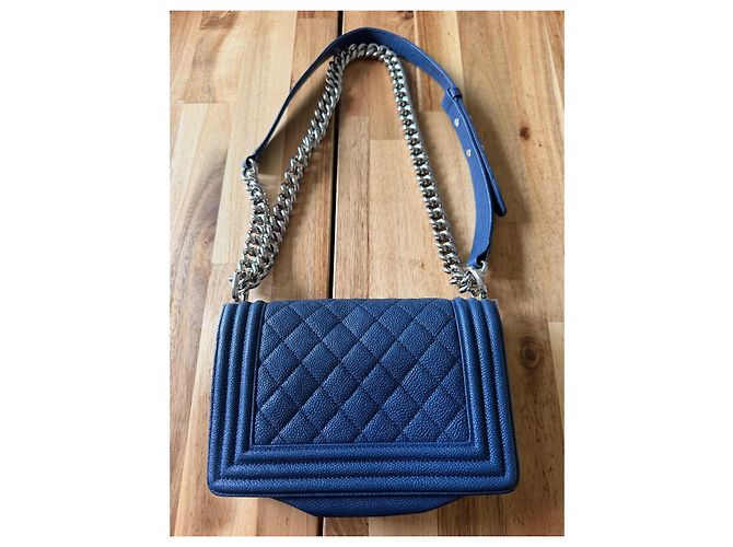 Borsa a patta Chanel Boy Chanel in pelle martellata blu - vista 2