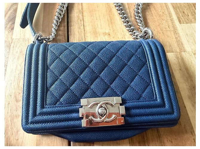 Borsa a patta Chanel Boy Chanel in pelle martellata blu - vista 3