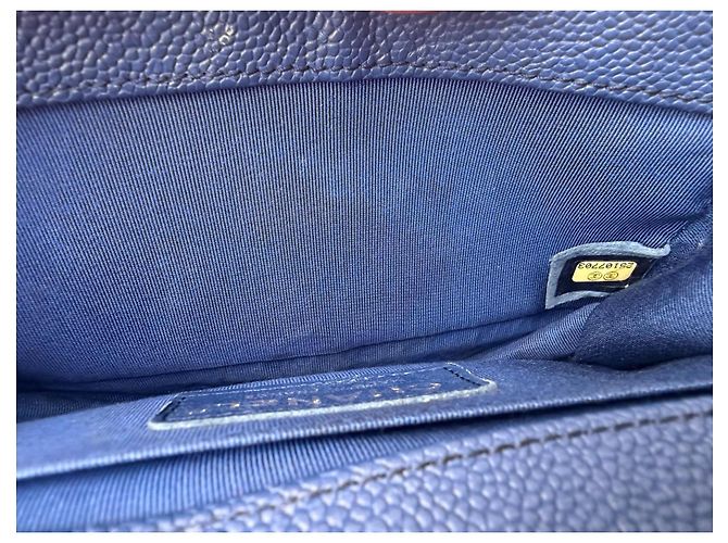 Borsa a patta Chanel Boy Chanel in pelle martellata blu - vista 4