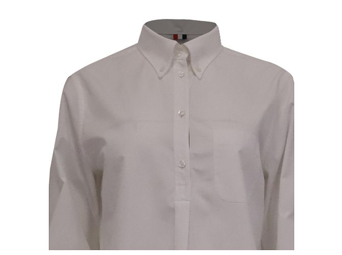 Camisa Thom Browne com pregas traseiras e botões parciais em algodão branco Cru - vista 2