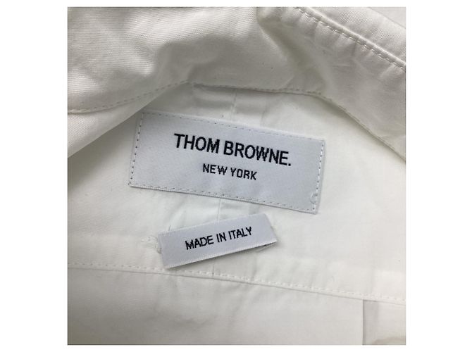 Camisa Thom Browne com pregas traseiras e botões parciais em algodão branco Cru - vista 8