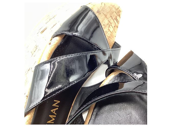Sandales compensées Stuart Weitzman Carmen en cuir verni noir - vue 7