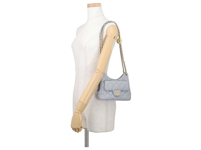 Bolsa de Ombro Chanel Matelasse com Corrente Marrom - vista 4