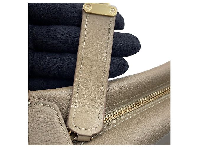 Borsa Louis Vuitton in pelle di vitello grana Taupe - vista 9
