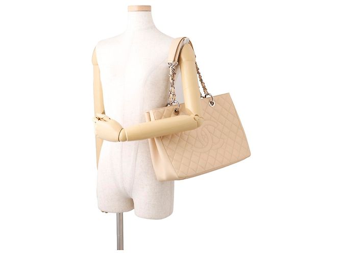 Saco Tote com Corrente Chanel Matelassé Bege - vista 4