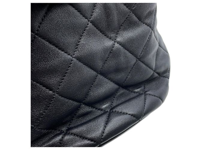 Chanel Matelassé Schultertasche aus schwarzem Lammleder - Ansicht 8