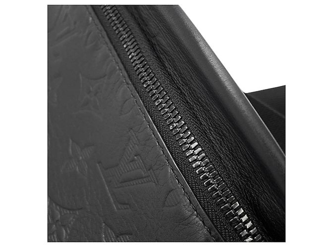 Bolsa Sling Louis Vuitton Monogram Shadow Preto - vista 12