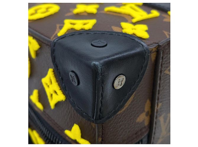 Sac à épaule Louis Vuitton Monogram Tuffetage Speedy Soft Trunk Marron Noir Jaune - vue 7