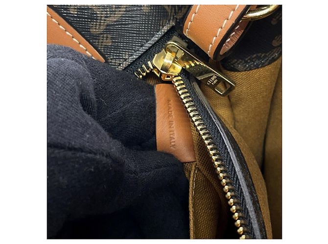 Céline Celine Triomphe Small Vertical Cabas Leather Handbag - view 14