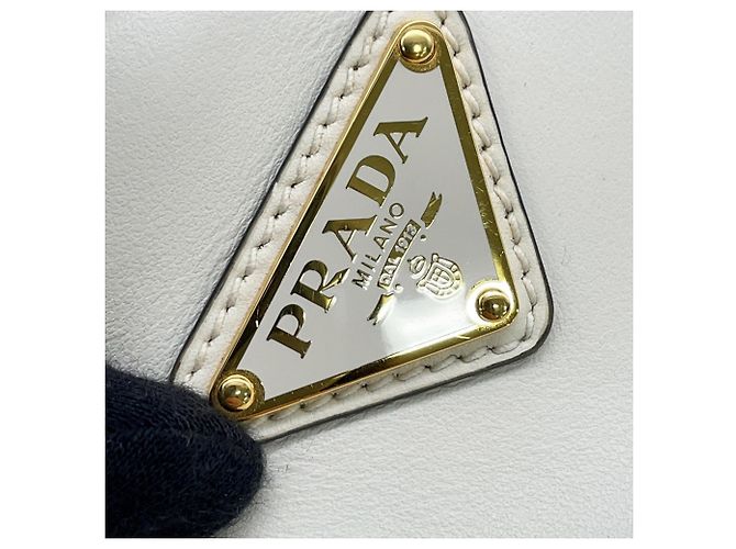 Prada Arche Small Schultertasche aus weißem Leder - Ansicht 10