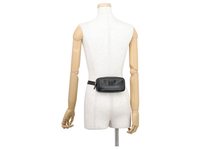 Miu Miu Gürteltasche aus schwarzem Kalbsleder - Ansicht 5
