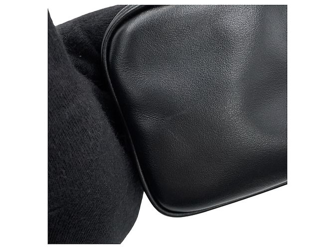 Miu Miu Gürteltasche aus schwarzem Kalbsleder - Ansicht 7