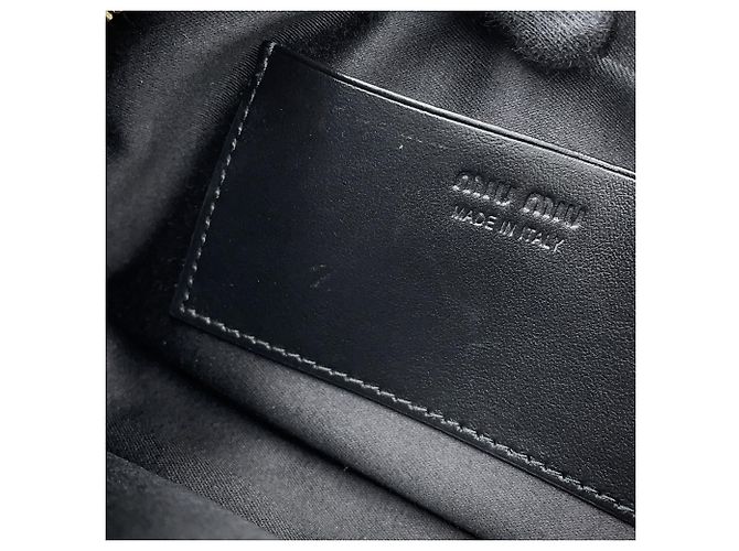 Miu Miu Gürteltasche aus schwarzem Kalbsleder - Ansicht 9