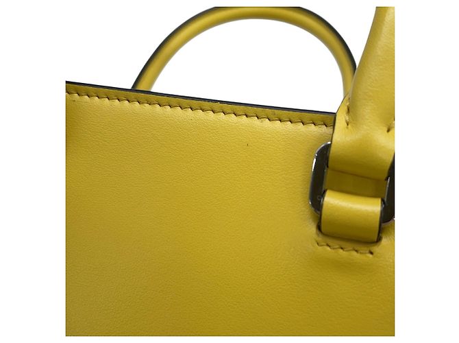 Prada Mini Lederhandtasche mit geprägtem Dreieck Gelb - Ansicht 10