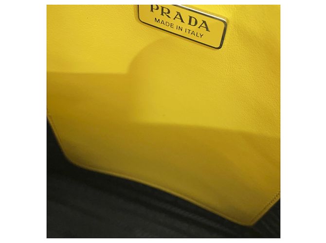 Prada Mini Lederhandtasche mit geprägtem Dreieck Gelb - Ansicht 11