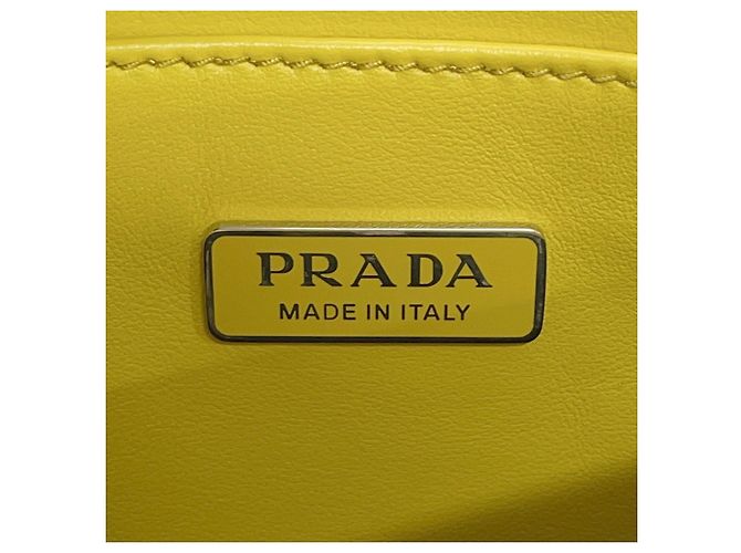 Prada Mini Lederhandtasche mit geprägtem Dreieck Gelb - Ansicht 14