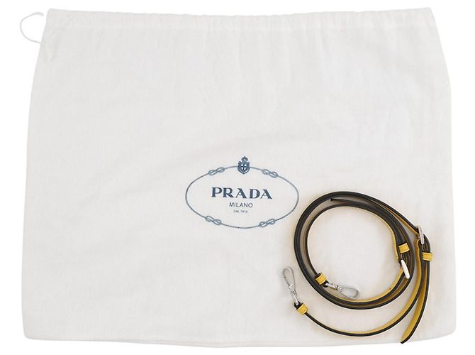 Prada Mini Lederhandtasche mit geprägtem Dreieck Gelb - Ansicht 15