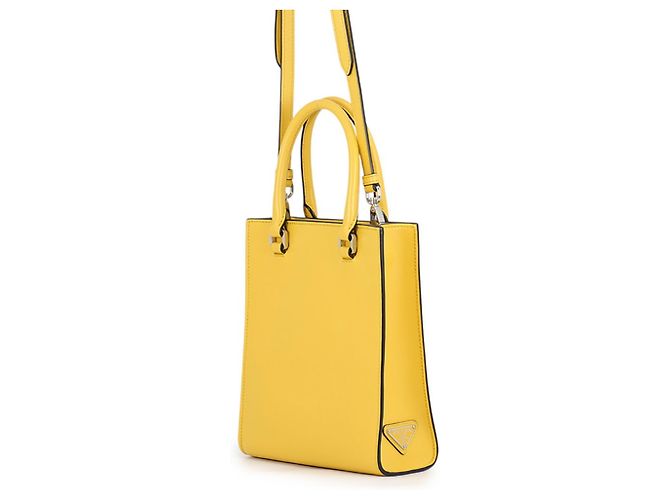 Prada Mini Lederhandtasche mit geprägtem Dreieck Gelb - Ansicht 2