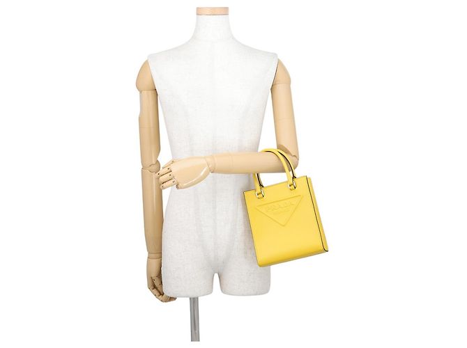 Prada Mini Lederhandtasche mit geprägtem Dreieck Gelb - Ansicht 4