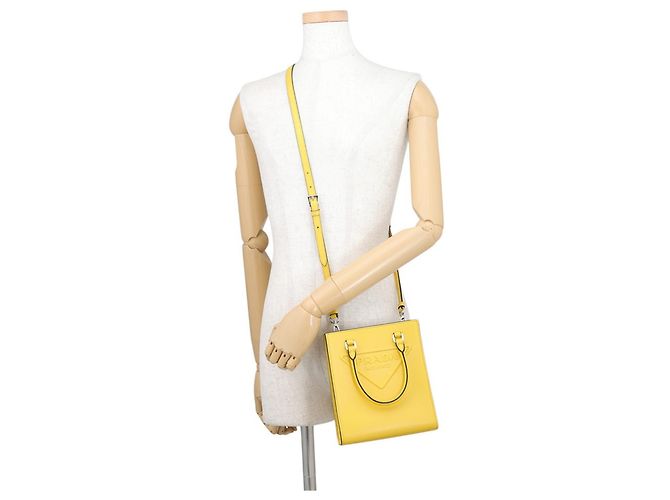 Prada Mini Lederhandtasche mit geprägtem Dreieck Gelb - Ansicht 5