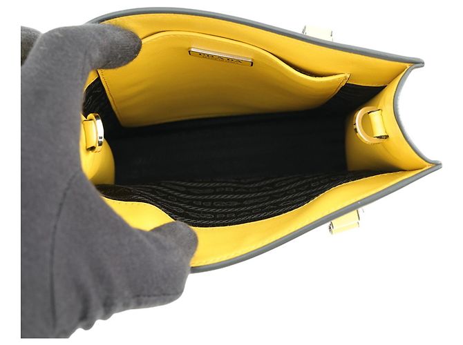 Prada Mini Lederhandtasche mit geprägtem Dreieck Gelb - Ansicht 6