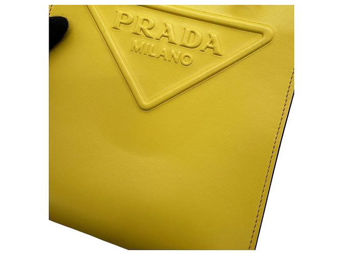 Prada Mini Lederhandtasche mit geprägtem Dreieck Gelb - Ansicht 7