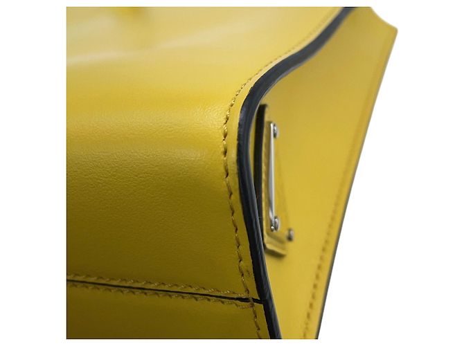 Prada Mini Lederhandtasche mit geprägtem Dreieck Gelb - Ansicht 8