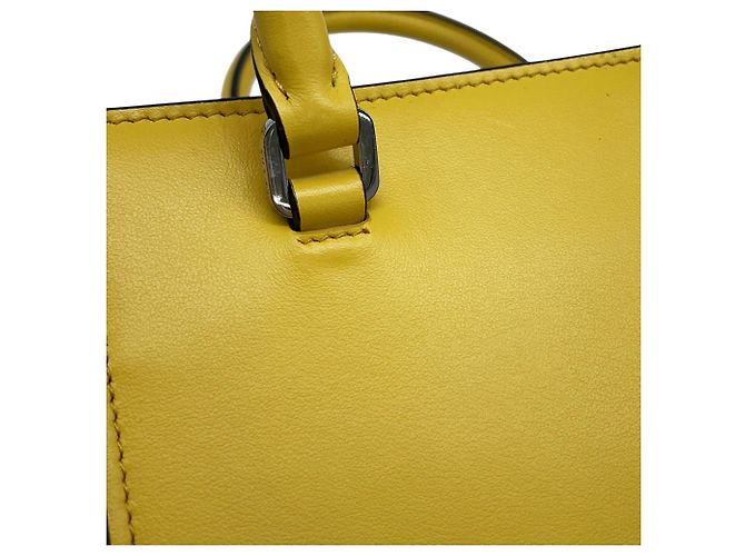 Prada Mini Lederhandtasche mit geprägtem Dreieck Gelb - Ansicht 9