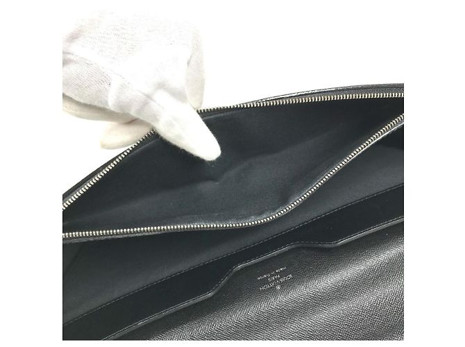 Louis Vuitton M31052 Taiga Robusto 1 Handbag Cinza - vista 16