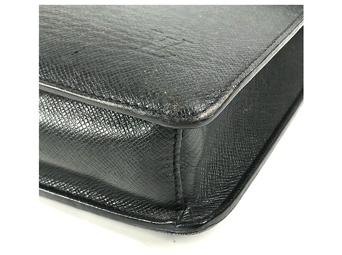 Louis Vuitton M31052 Taiga Robusto 1 Handbag Cinza - vista 6