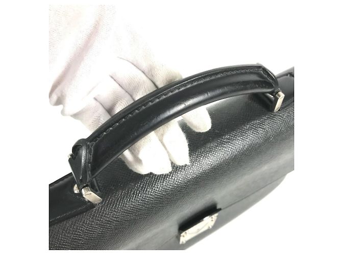 Louis Vuitton M31052 Taiga Robusto 1 Handbag Cinza - vista 8