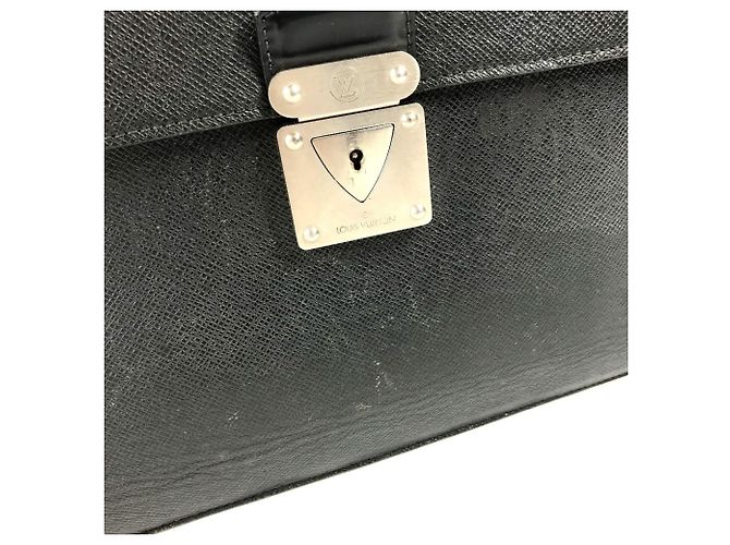 Louis Vuitton M31052 Taiga Robusto 1 Handbag Cinza - vista 9
