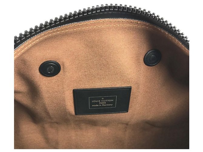 mala Louis Vuitton Monogram Waterproof Keepall Bandoulière 55 Marrom Preto - vista 12