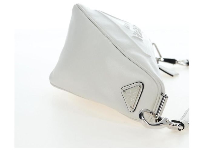 Prada Wristlet mit Triangle-Logo aus geprägtem Leder Weiß - Ansicht 4