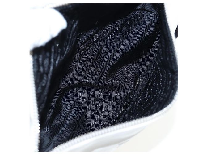 Prada Wristlet mit Triangle-Logo aus geprägtem Leder Weiß - Ansicht 5