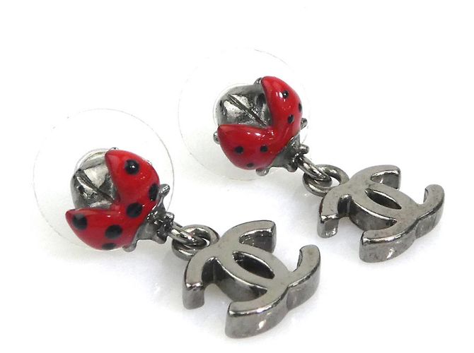 Chanel Ladybug Stecker-Ohrringe in Rot und Gunmetal Metallisch - Ansicht 2